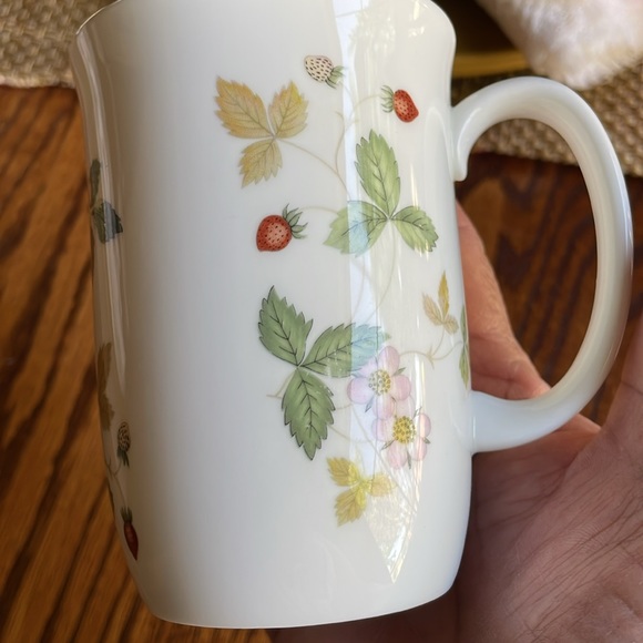 Wedgwood Wild Strawberry Mug with Gold Rim - Picture 3 of 7